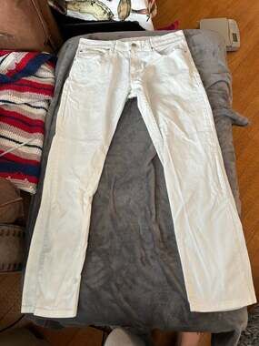 Levi’s white jeans size 32/30